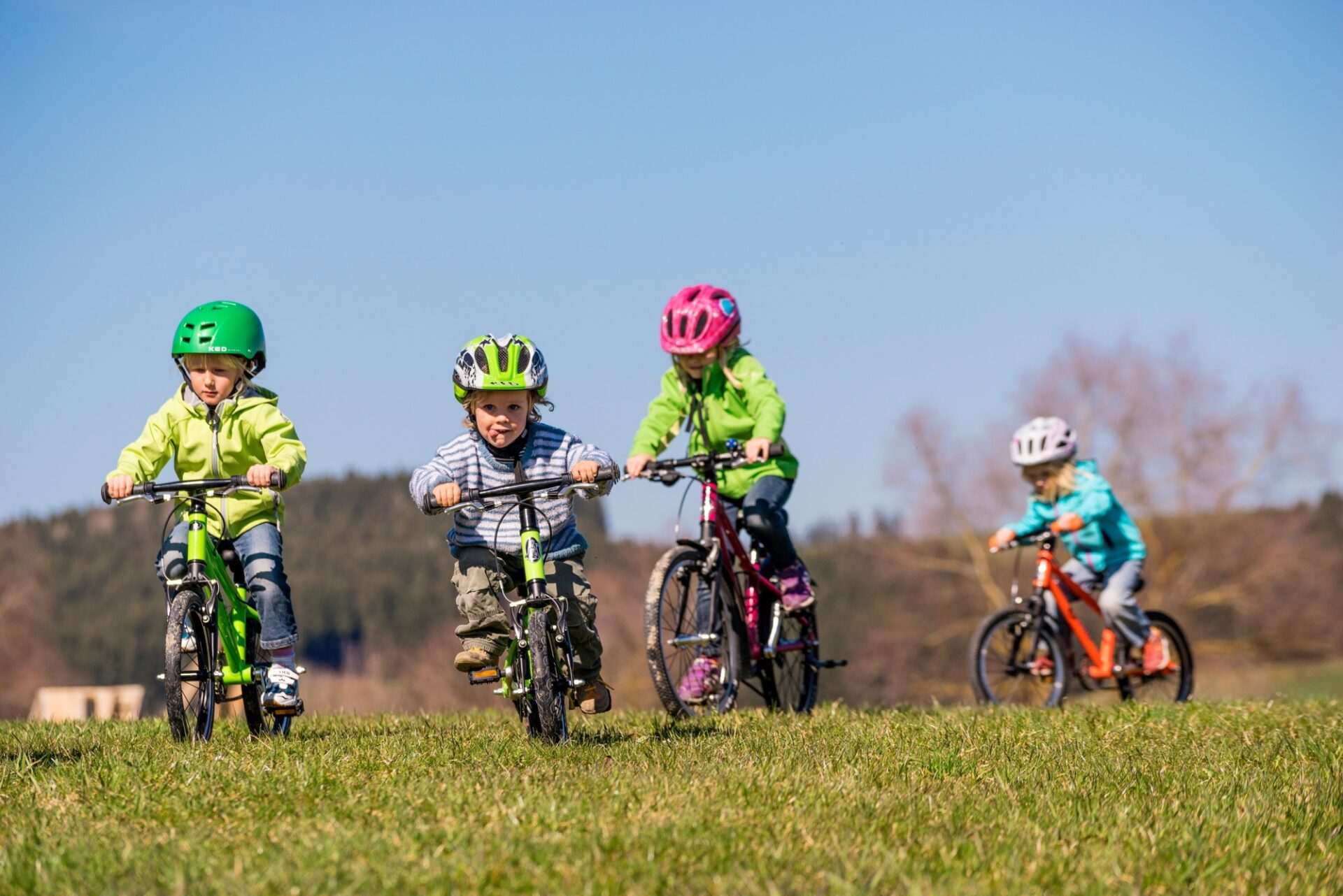 4 Kinder auf KUbikes